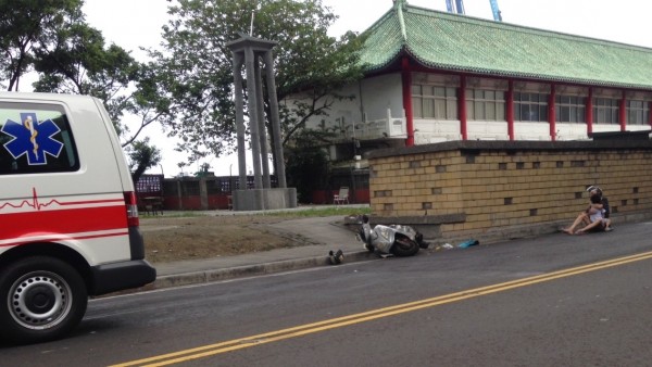 賀男撞人後跌坐地上，無法起身。（記者吳政峰翻攝）