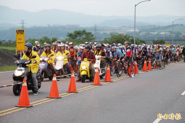 第6屆武嶺盃「鐵馬高峰會」自行車賽，浩浩蕩蕩集結出發。（記者陳鳳麗攝）