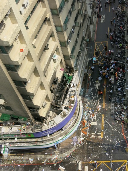 氣爆現場街道滿目瘡痍，玻璃碎片佈滿街道。（資料照，記者溫于德攝）