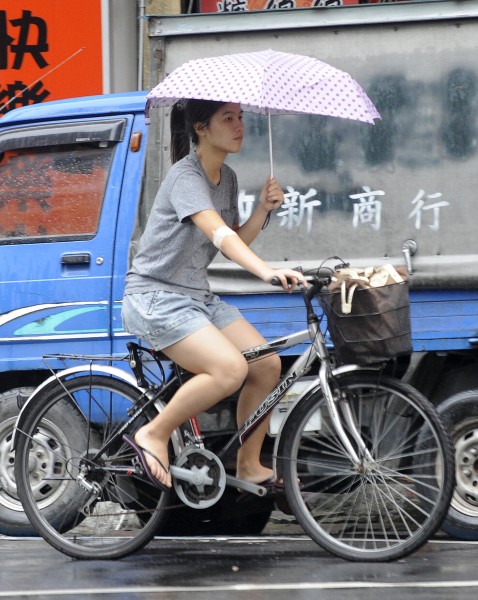 明天鋒面向北遠離，全台天氣狀況趨於穩定，但各地都有降雨可能，提醒民眾出門前多留意天氣狀況。（資料照，記者陳志曲攝）