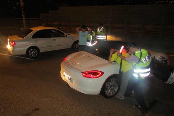 台中警方借來保時捷等跑車，進行防飆演練，場面逼真。（記者歐素美攝）