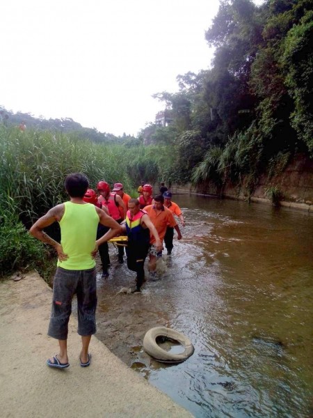 新竹縣張姓男子今天下午在新埔鎮霄裡溪抓蝦溺水，搜救人員將他拉上岸時已無生命跡象。（圖由新竹縣政府消防局提供）