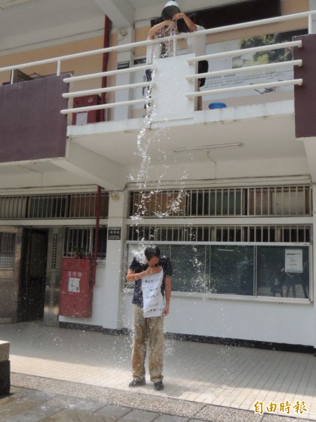 弘光科大秘書林群浩在校園發起冰桶挑戰活動，自淋冰水，為弘道基金會「阿公阿嬤夢想起飛」計畫募款。（記者歐素美攝）