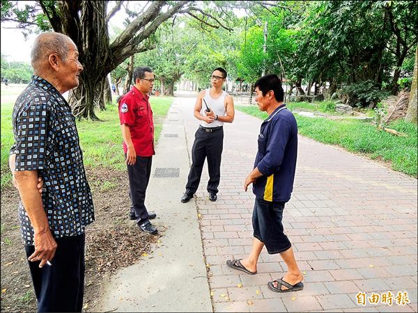 北港運動公園又出現虎頭蜂窩，北港消防分隊昨下午前往實勘，將在深夜民眾稀少之際，以水柱沖破蜂窩。（記者陳燦坤攝）