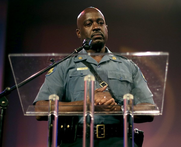 美國密蘇里州佛格森市改由黑人公路巡警隊長強森負責維持治安。（路透）