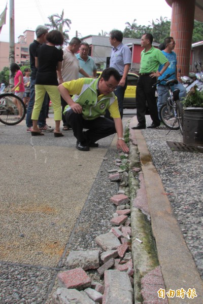 基隆七堵工建路人行道龜裂疑下陷。（記者盧賢秀攝）