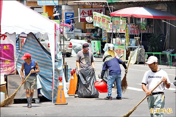 民雄大士爺文化祭期間，大士爺廟周邊設攤，白天鄉公所出動清潔人員清掃。（記者林宜樟攝）