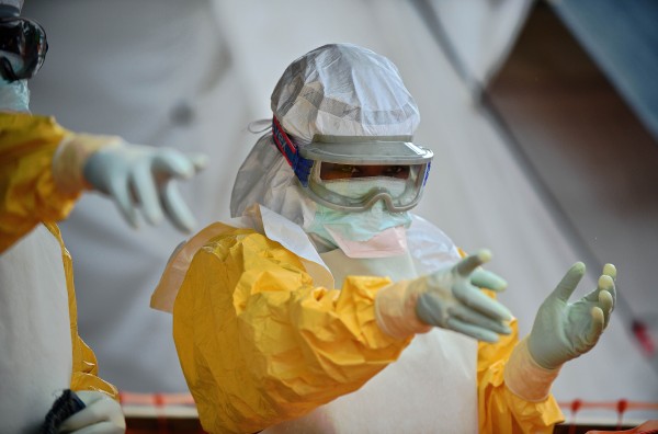 伊波拉疫情無法控制，世界衛生組織（WHO）今（19）日表示這是史上最嚴重的伊波拉疫情。圖為在西非疫情區第一線的醫護人員。（路透）