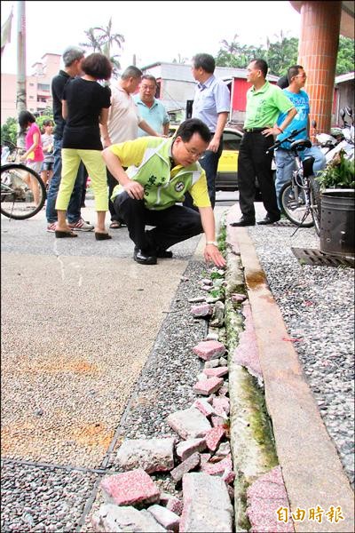 人行道也龜裂數10公尺長。（記者盧賢秀攝）