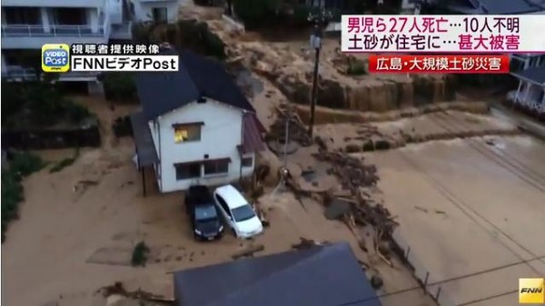 影像記錄今天凌晨廣島市安佐南區的災情，住宅一樓幾乎被泥沙淹沒，車輛完全動彈不得。（圖擷取自YouTube）