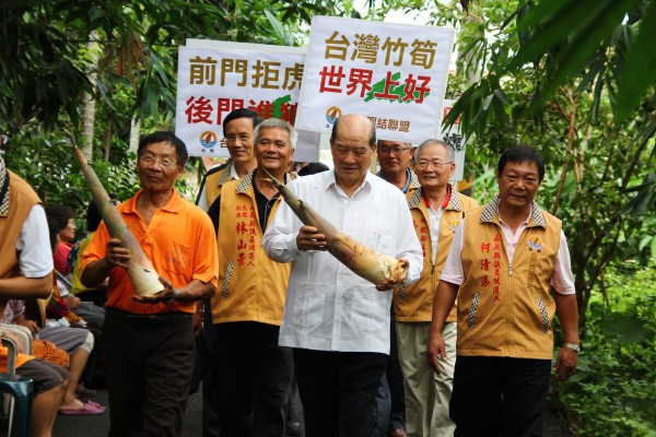 台聯主席黃昆輝(中)到民雄鄉探視筍農,抨擊自經區將是消滅筍農的最後稻草。(記者林宜樟攝)
台聯主席黃昆輝(中)到民雄鄉探視筍農,抨擊自經區將是消滅筍農的最後稻草。(記者林宜樟攝)