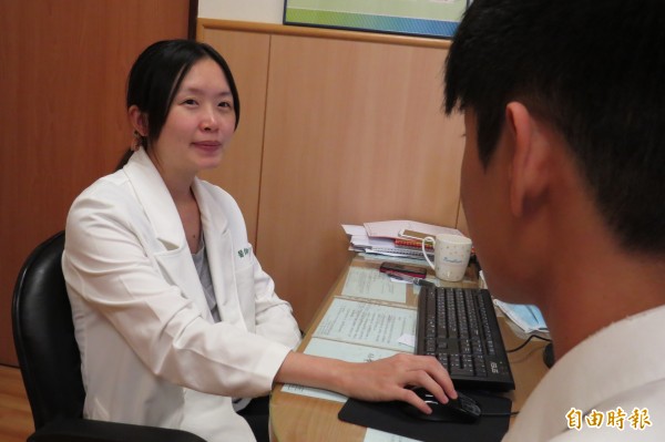 台中慈濟醫院身心科醫師蕭亦伶（左）提醒父母，開學前一週，陪孩子做收心操。（記者謝鳳秋攝）