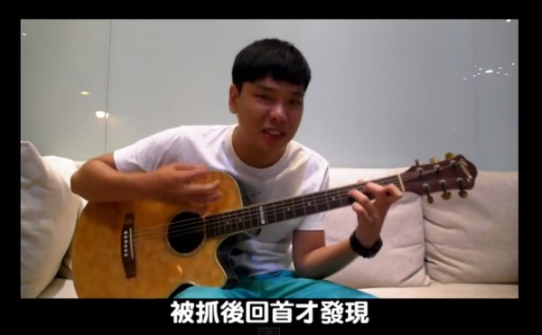 在學運中模仿「來來哥」爆紅的蕭志瑋，拿起吉他唱起讓柯震東爆紅的電影《那些年我們一起追的女孩》的主題曲，並改編歌詞。（圖擷取自YouTube）