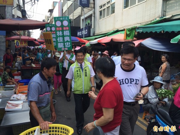 台中市長參選人林佳龍在市議員楊典忠陪同下，一早到沙鹿市場掃街拜票。（記者歐素美攝）