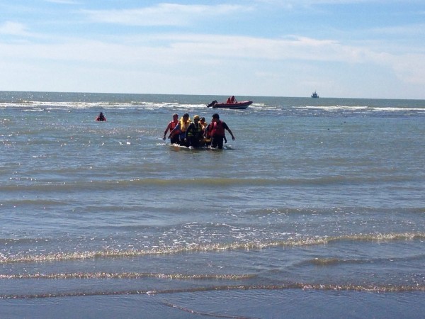 後龍中油外包探勘工2人落海，獲救後送醫急救仍回天乏術。（記者蔡政珉翻攝）