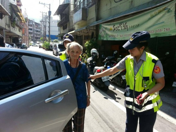 女警楊秀棻扶著老婦安全上車（記者吳昇儒翻攝）