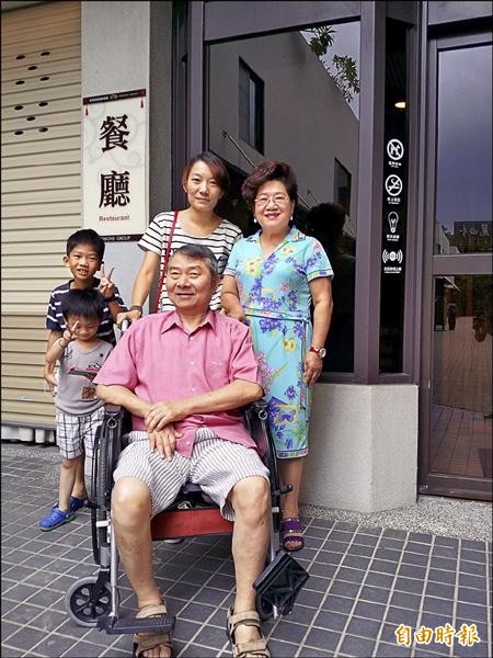 陳醫師家人感謝旅館董事長紀玉蓮（右一）善行義舉，而且尊重災民心裡感受。（記者楊菁菁攝）