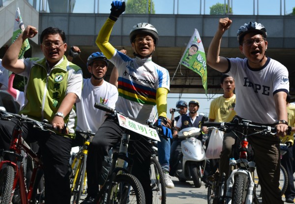 民進黨台中市長參選人林佳龍（右）和彰化縣長參選人魏明谷（中）、彰化市長邱建富（左）等人今天一起騎自行車，高喊「中彰攜手，台灣向前」。（記者陳建志攝）