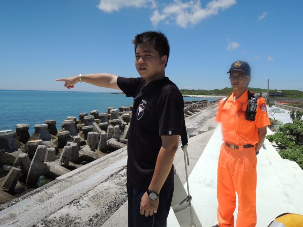 烏崁安檢所副所長陳文瀚（黑衣者）與下士戴于盛據報後立即趕往現場搶救。（記者劉禹慶攝）