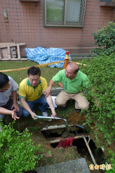 北市都發局出租國宅「南港基河三期國宅」正下方，竟然出現三公尺大洞，住戶憂心地基恐被掏空。（記者游蓓茹攝）