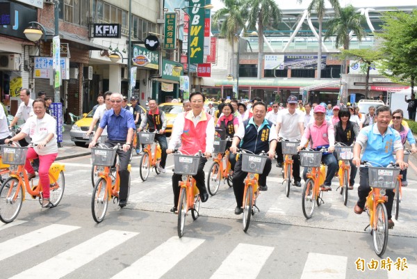員林鎮YouBike昨天正式啟用，來賓們騎乘YouBike繞行員林市區。（記者湯世名攝）