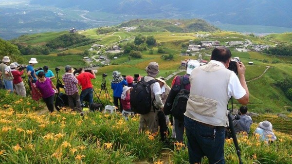 六十石山最美的「小瑞士」景色，被大批攝影愛好者霸佔，一字排開成人牆。（圖擷取自臉書）