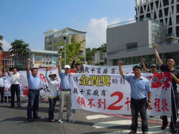 受害廠商拉白布條到縣立彰化美術館抗議，要求縣府站出來，還他們血汗錢。（記者張聰秋攝）