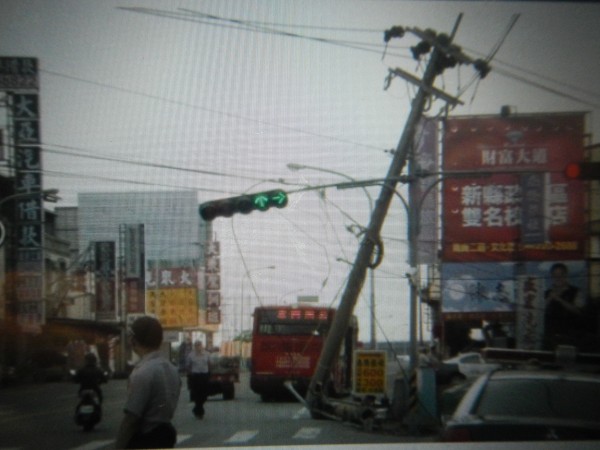 南投市發生總達客運司機疑似因低頭撿手機，導致車輛失控偏向撞到電桿。（記者陳信仁翻攝）