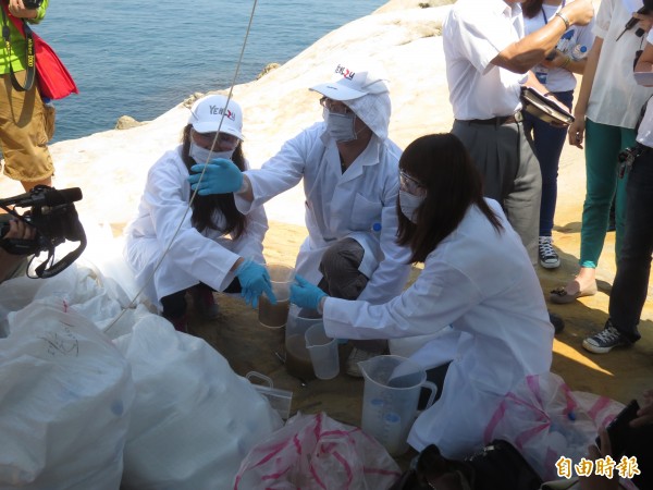 野柳地質公園女王頭奈米護頸工程之周邊蕈狀岩測試今天登場，圖為研究團隊在調配奈米藥劑情形。（記者俞肇福攝）