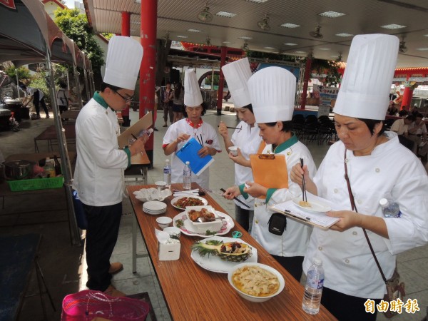 「四炆四炒競技賽-餐館組」比賽，評審一一試吃評分。（記者張勳騰攝）