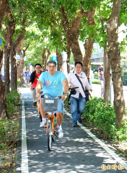 國民黨台北市長參選人連勝文上午騎YouBike並公布政策。（記者盧姮倩攝）