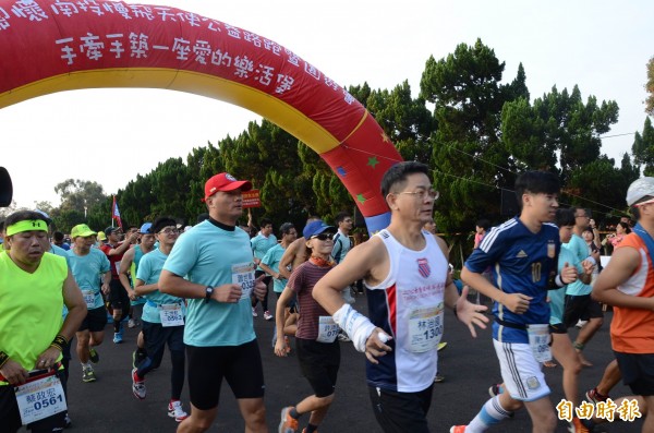 近3000名選手，今日清晨在鳴槍後奮力往前奔跑，陣容壯觀。（記者陳鳳麗攝）