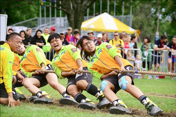 中華台北景美女中拔河聯隊在美國舉辦的「2014年世界盃室外拔河錦標賽」公開賽540公斤組賽事中，20局連勝，獲得冠軍。（景美女中提供）