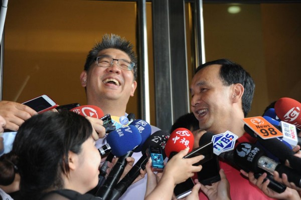 藍營雙北市長候選人連勝文（左）、朱立倫（右）「勝立連線」正式啟動。（記者劉信德攝）