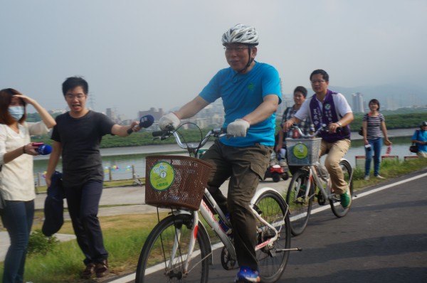 柯文哲今天參加2014愛與關懷騎遊公益活動時指出，若沒有完整的自行車專用路網，單車騎士「不是在人行道撞人、就是在馬路上被車撞」。（記者涂鉅旻攝）