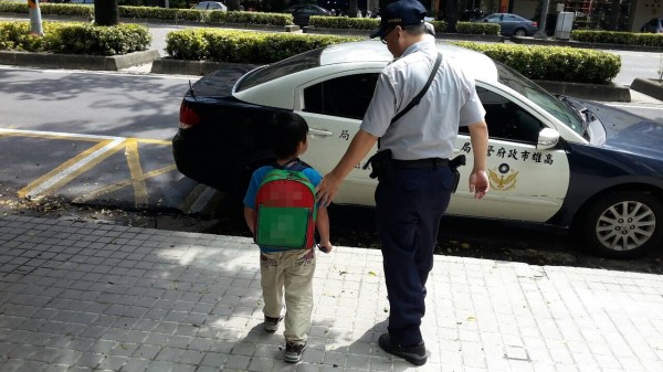 6歲男童溜出幼兒園遊蕩街頭，幸被新興警方發現，開學日，警方加強校園交管與巡邏。（記者黃良傑翻攝）