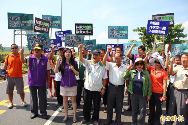 大林鎮長黃貞瑜（左三）批評立委翁重鈞來大埔美考察是騙選票。（記者林宜樟攝）