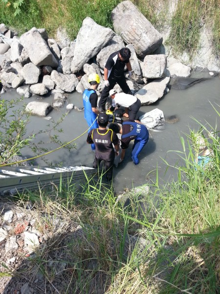 56歲婦人落水，警義消尋獲其遺體。（記者黃淑莉翻攝）