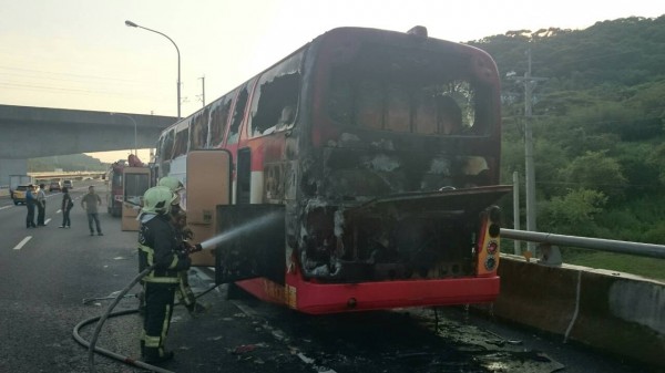 五楊高架南下遊覽車火燒車，中國旅客驚魂。（記者鄭淑婷翻攝）