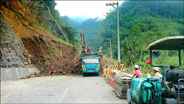 阿里山公路77.2公里路段上方邊坡崩落三千餘立方公尺土石，造成交通中斷，公路單位緊急調派怪手、推土機及卡車等機具搶修。（記者謝銀仲攝）