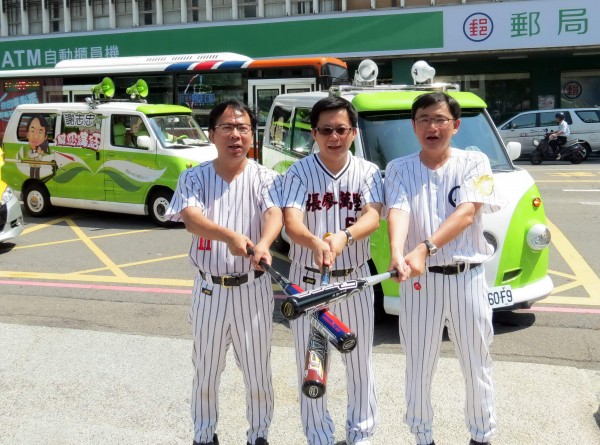 台中市今天登記參選踴躍，不過台中地檢署今天也表示，目前已接獲20多件賄選情資。圖為民進黨議員謝志忠、張廖萬堅、黃國書（由左至右）穿著棒球裝、開著胖卡到選委會登記參選。（記者張菁雅攝）