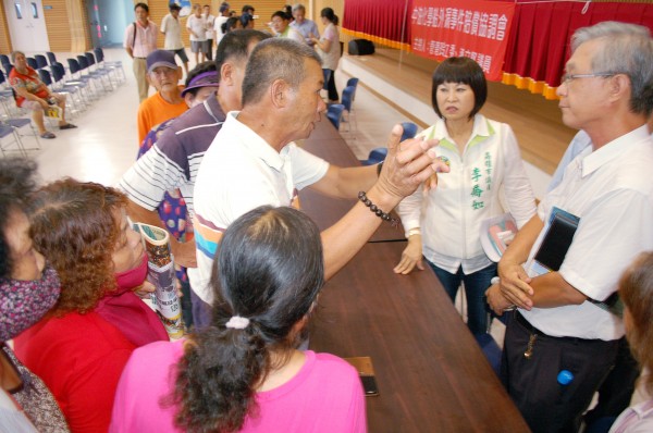 高雄港化學船洩漏造成空污公害，中油與受害居民協調，因中油代表（右）未帶腹案，一度引發居民不滿。（記者黃良傑攝）