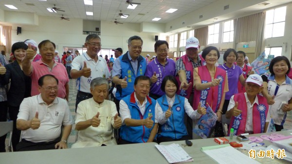 台灣省諮議員張碧琴今天上午在新竹縣長邱鏡淳陪同下，到竹北市公所登記，正式成為竹北市長參選人。（記者王駿杰攝）