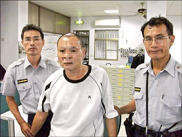 陳姓男子涉嫌到廟宇功德箱「釣魚」偷竊被捕。（記者洪臣宏翻攝）