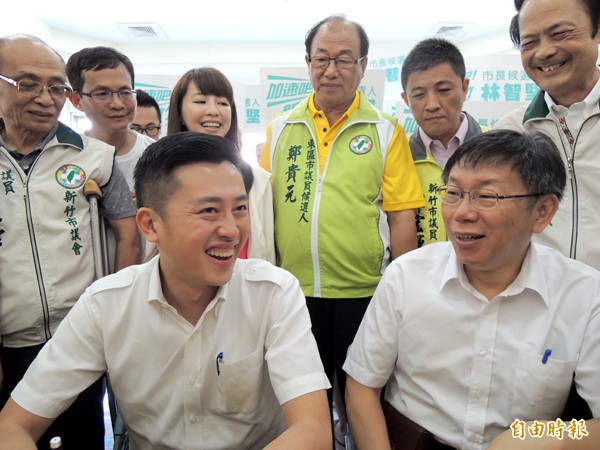 台北市長參選人柯文哲（前右）昨現身新竹市，力挺民進黨新竹市長候選人林智堅（前左）。（記者洪美秀攝）