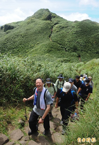 行政院長江宜樺（前）7月20日率內閣閣員登七星山主峰，練腳力為攀登玉山做準備。（資料照，記者張嘉明攝）