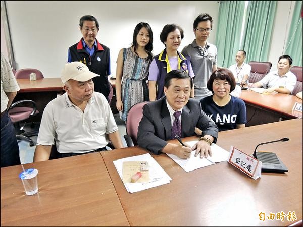 立委翁重鈞（中）昨日在家人、嘉義市長黃敏惠（右）及前縣長李雅景（左）陪同下，完成登記參選縣長。（記者吳世聰攝）