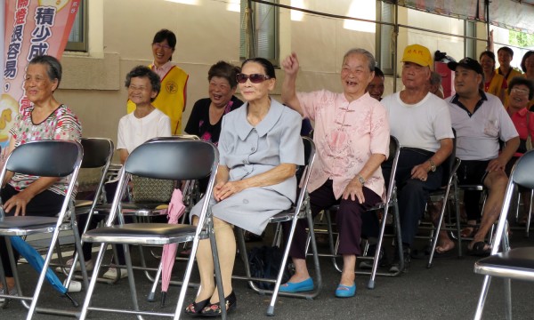 明潭電廠中秋獨老關懷活動，安排團康讓老人家活動筋骨，大家比手畫腳玩得不亦樂乎。（記者劉濱銓攝）