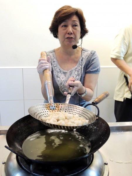 知名美食作家黃婉玲傳授傳統台菜料理技術，也讓老一輩重新回味早期的飲食生活風貌。（記者林孟婷攝）