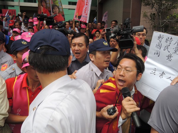 台聯東區市議員參選人陳昌輝在門口，被強勢警力架離，場面一時混亂。（記者洪瑞琴攝）